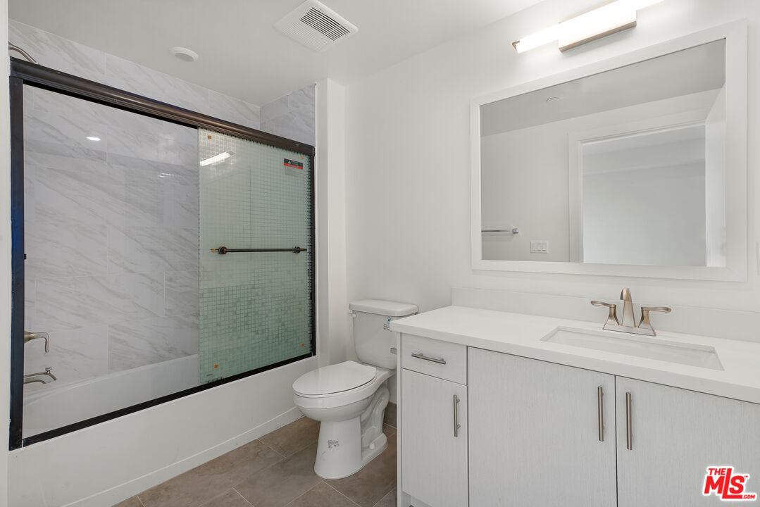 1832 S Barrington AVE Unit: 401