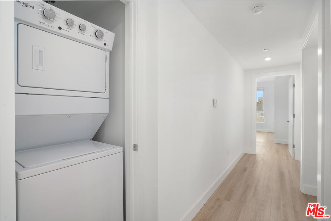 1832 S Barrington AVE Unit: 401