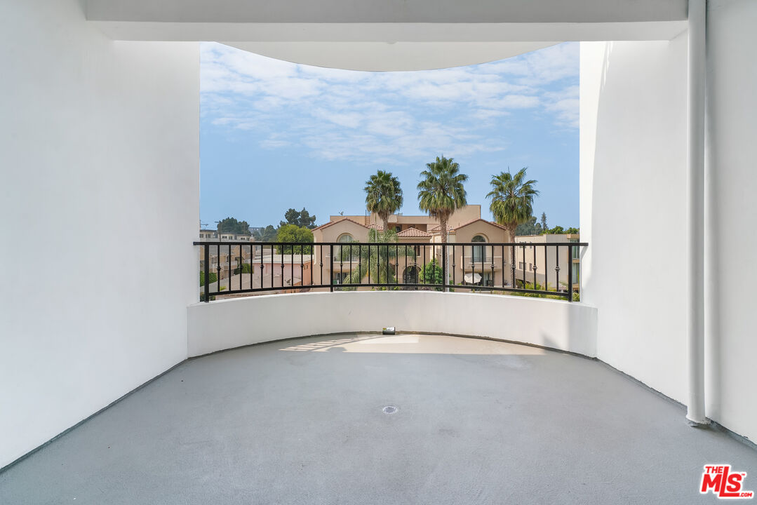 1832 S Barrington AVE Unit: 401