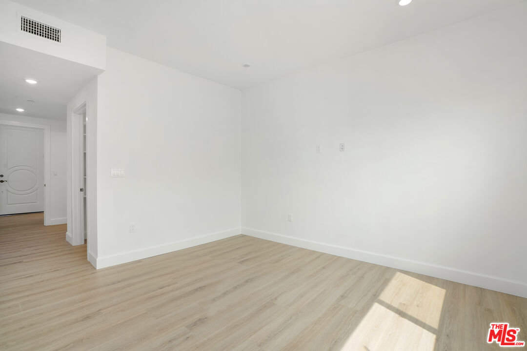 1832 S Barrington AVE Unit: 401