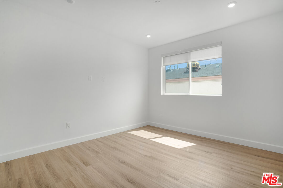 1832 S Barrington AVE Unit: 401