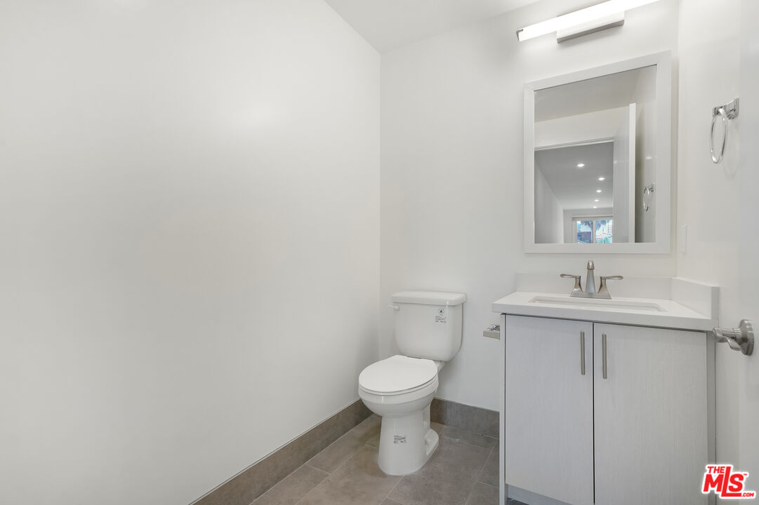 1832 S Barrington AVE Unit: 401