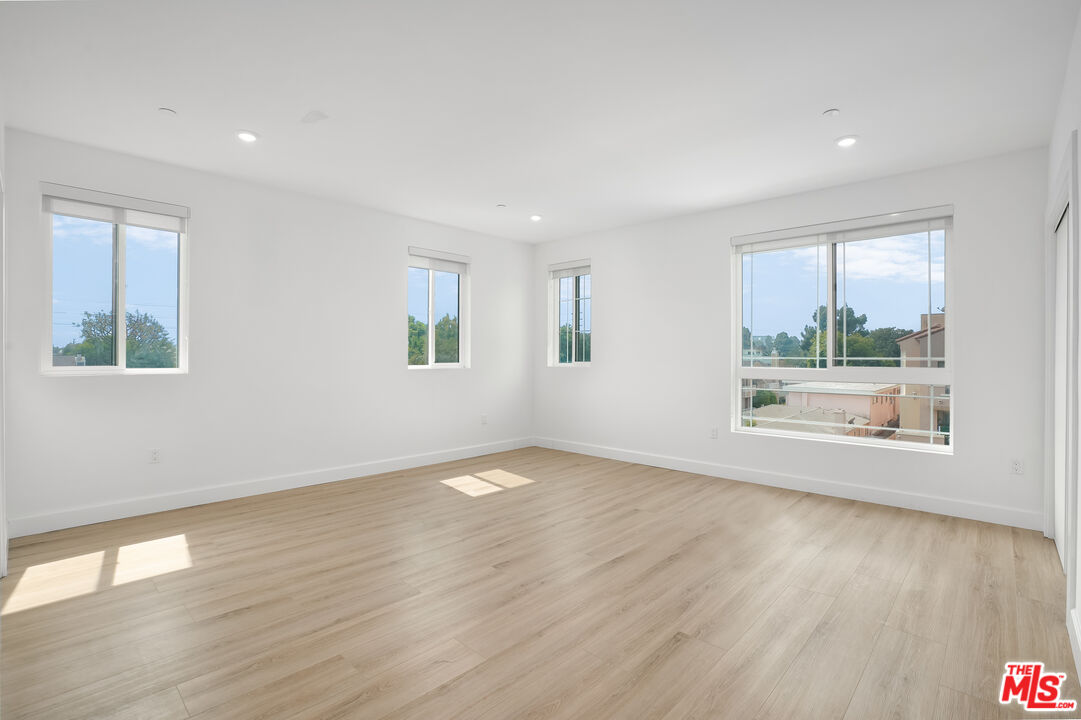 1832 S Barrington AVE Unit: 401