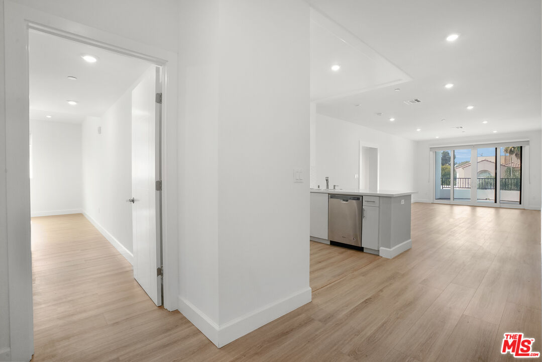 1832 S Barrington AVE Unit: 401