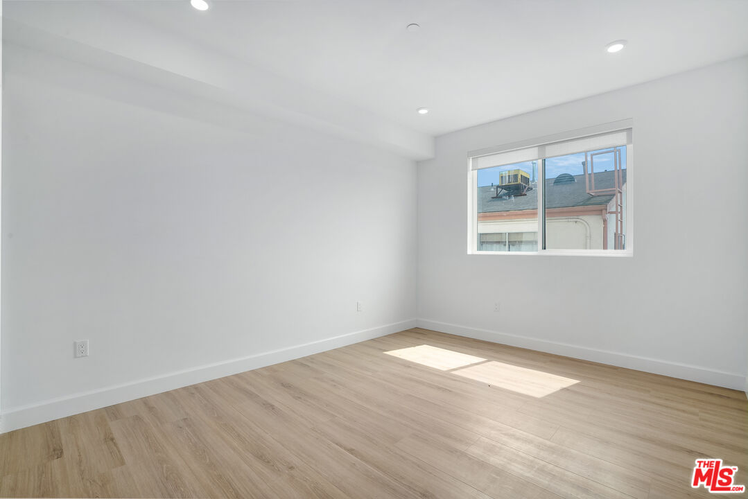 1832 S Barrington AVE Unit: 401