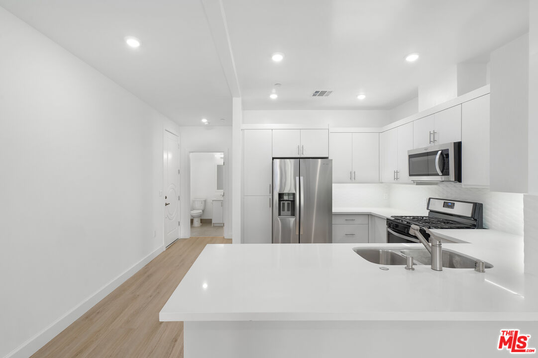 1832 S Barrington AVE Unit: 401