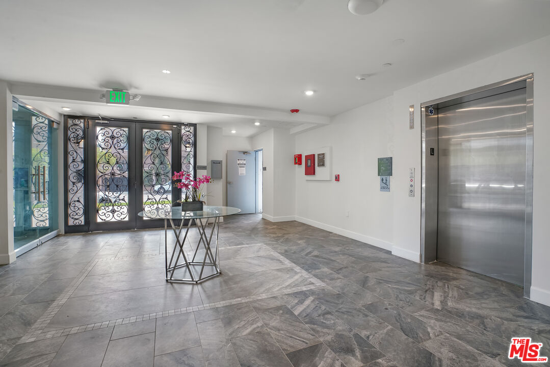 1832 S Barrington AVE Unit: 401