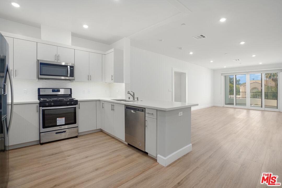 1832 S Barrington AVE Unit: 401