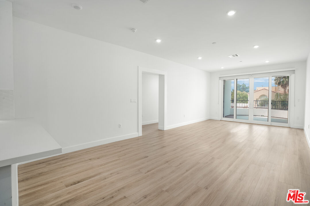 1832 S Barrington AVE Unit: 401