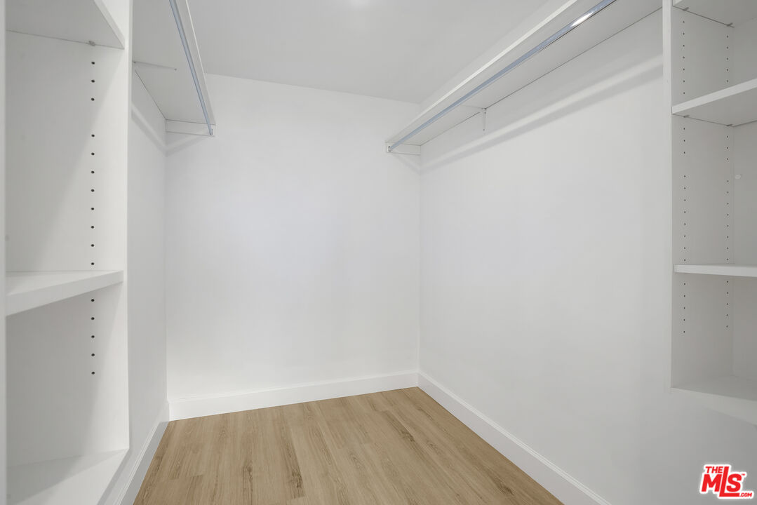 1832 S Barrington AVE Unit: 401