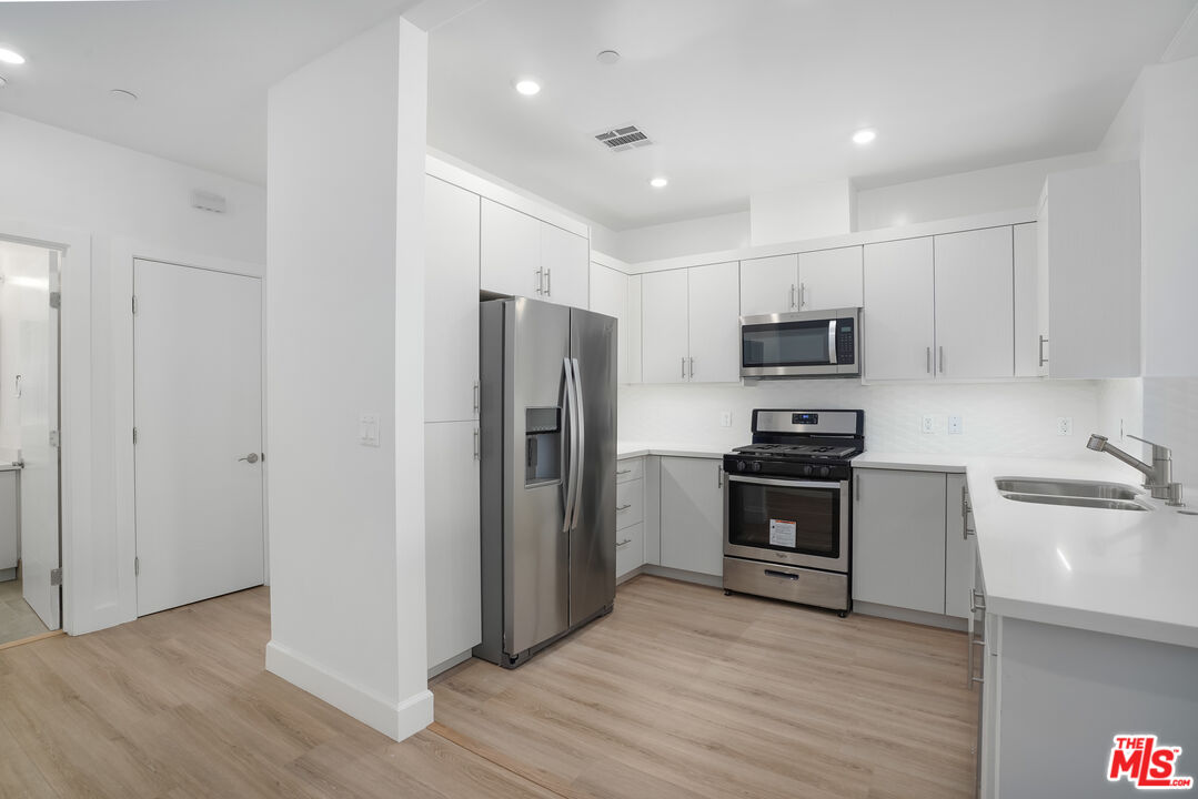 1832 S Barrington AVE Unit: 401