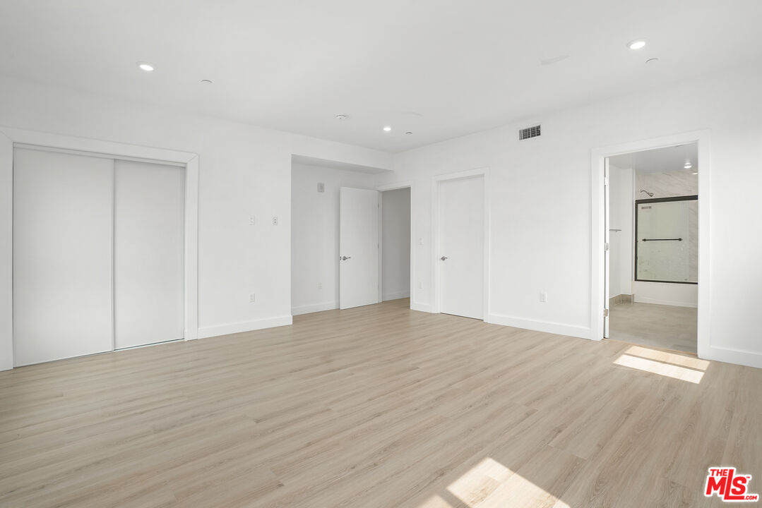1832 S Barrington AVE Unit: 401