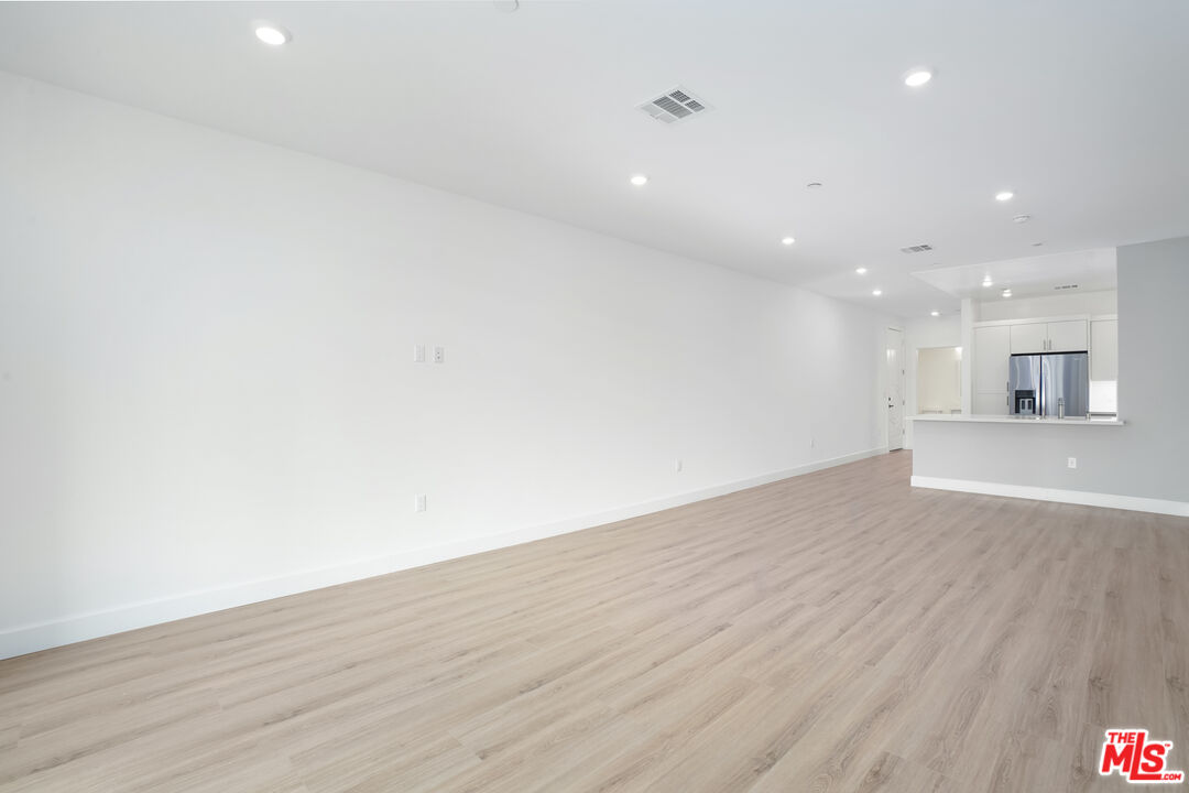 1832 S Barrington AVE Unit: 401
