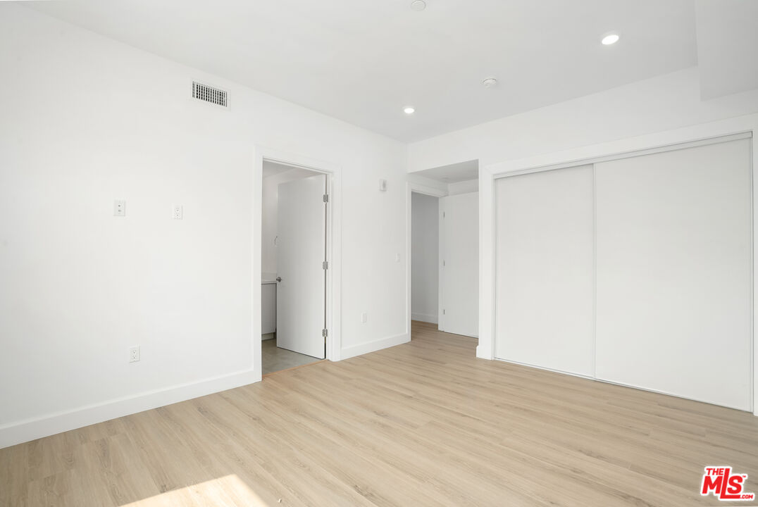 1832 S Barrington AVE Unit: 401