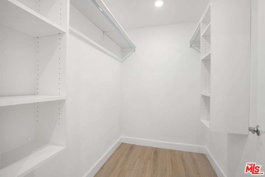 1832 S Barrington AVE Unit: 401