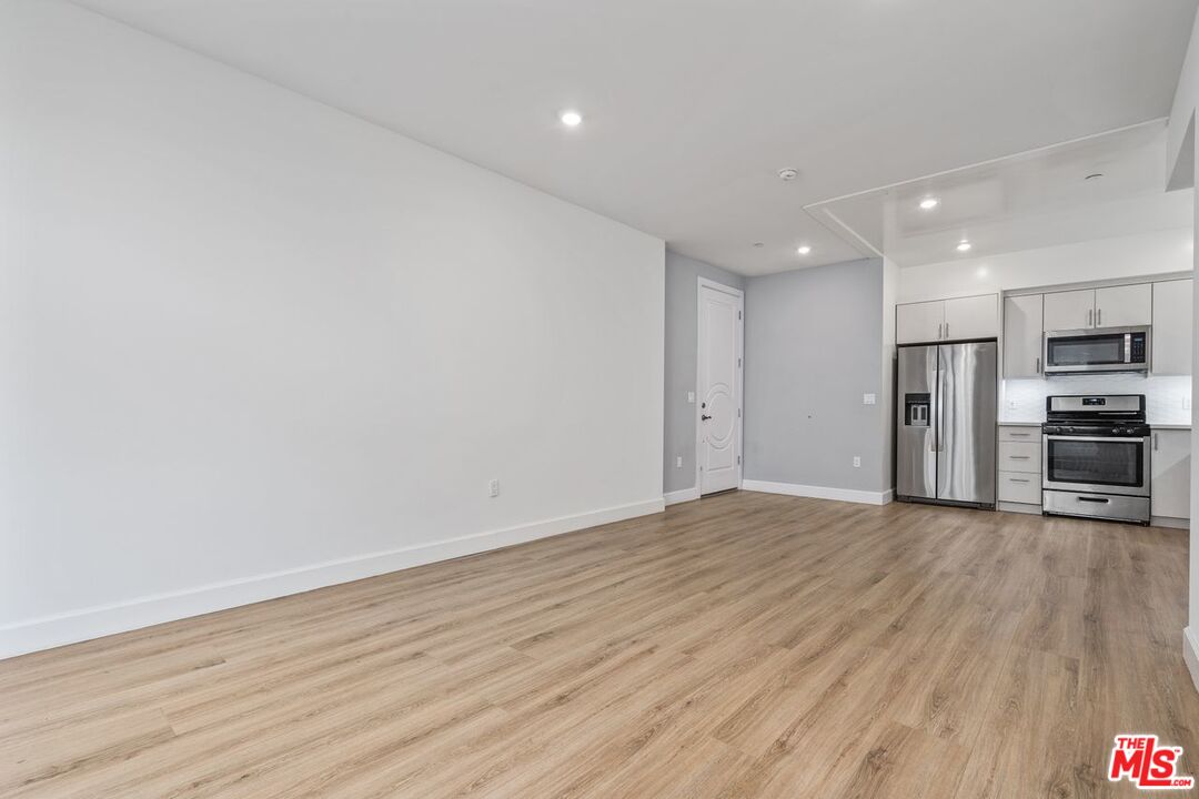 1832 S Barrington AVE Unit: 203