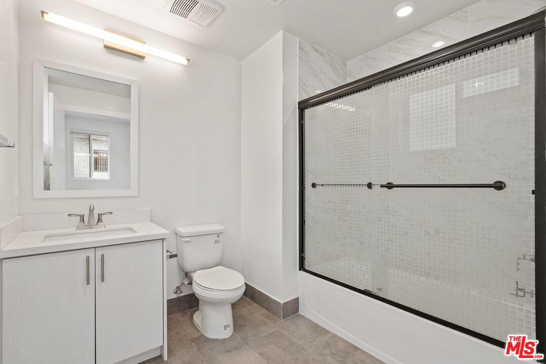 1832 S Barrington AVE Unit: 203