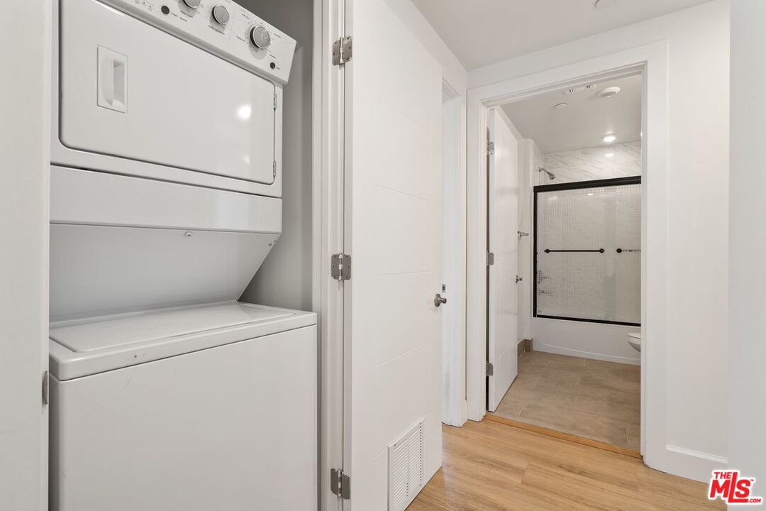 1832 S Barrington AVE Unit: 203