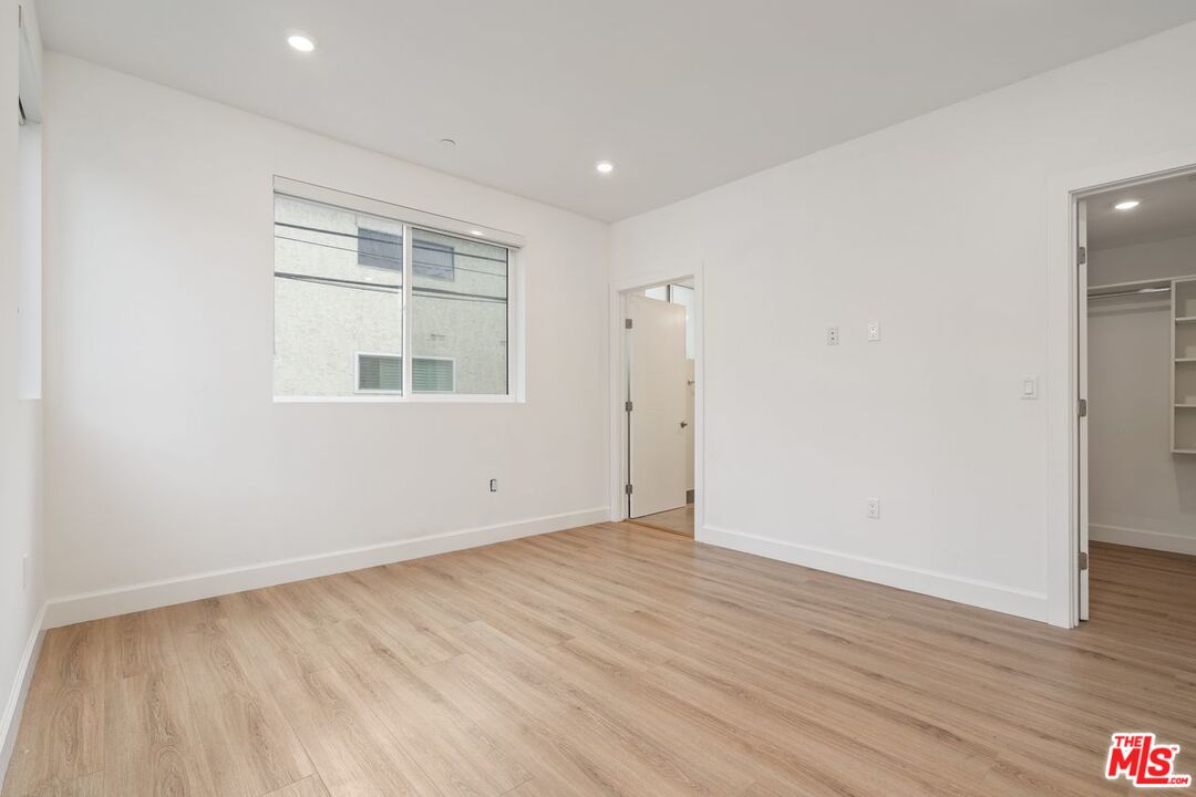 1832 S Barrington AVE Unit: 203