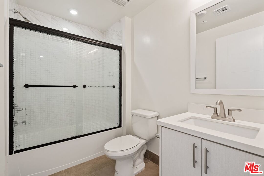 1832 S Barrington AVE Unit: 203