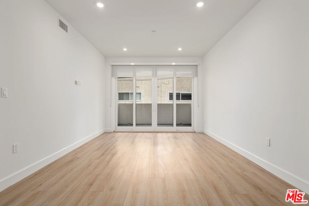 1832 S Barrington AVE Unit: 203