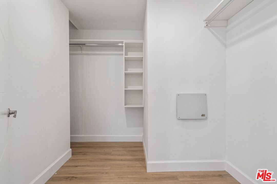 1832 S Barrington AVE Unit: 203