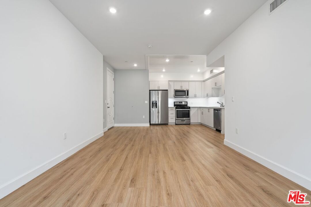 1832 S Barrington AVE Unit: 203