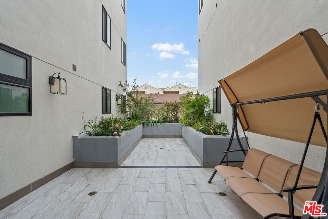 1832 S Barrington AVE Unit: 203