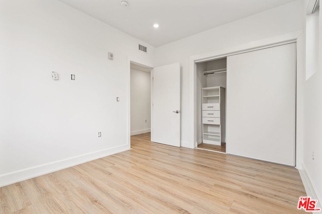 1832 S Barrington AVE Unit: 203