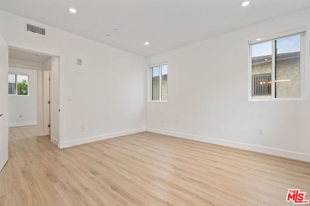 1832 S Barrington AVE Unit: 203