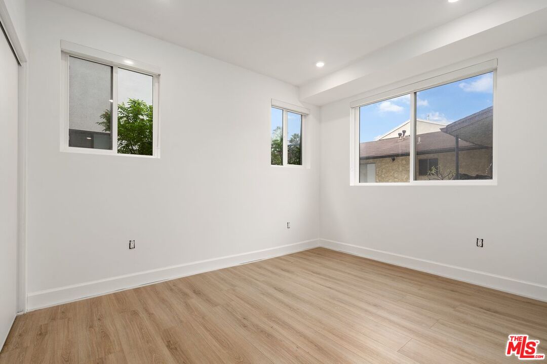 1832 S Barrington AVE Unit: 203