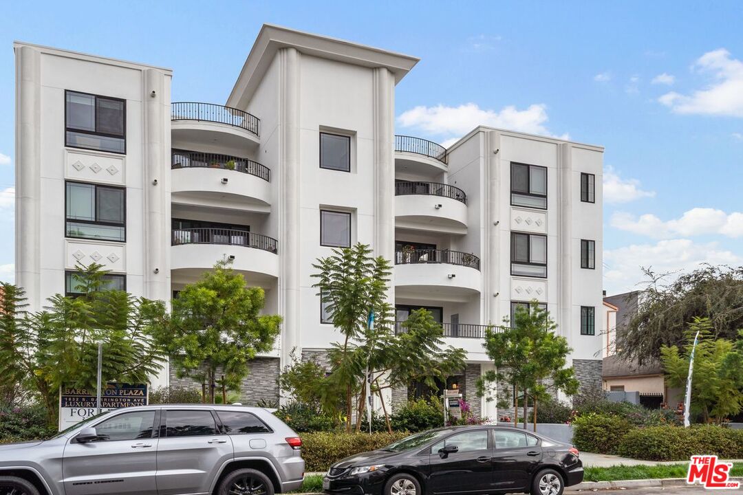1832 S Barrington AVE Unit: 203