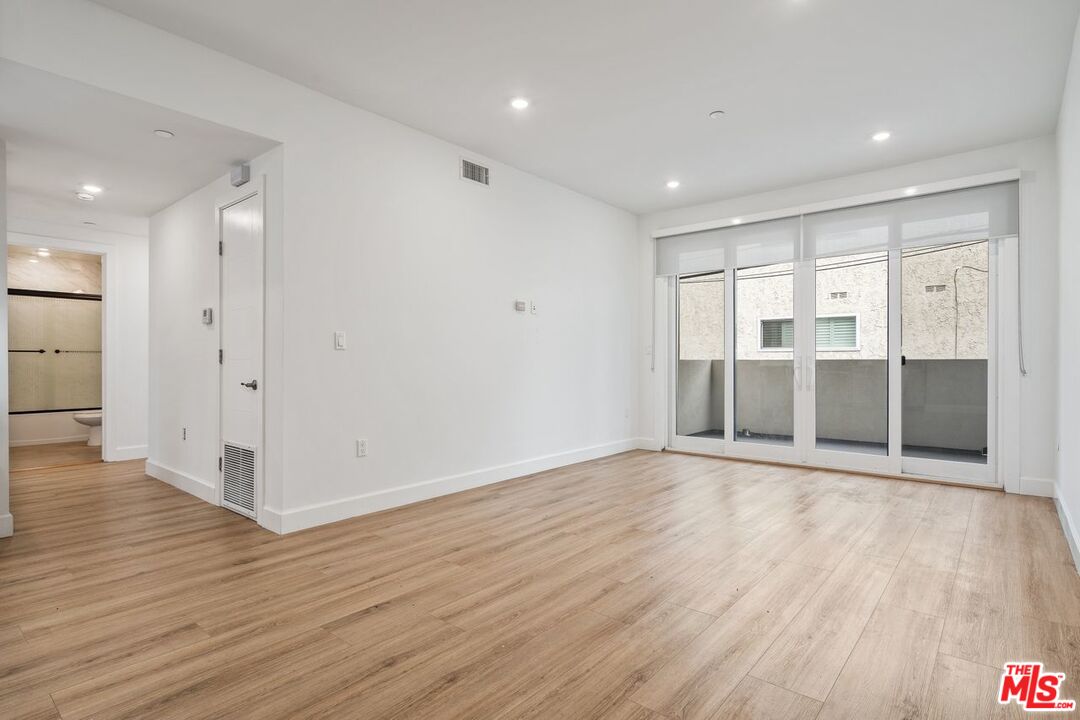 1832 S Barrington AVE Unit: 203