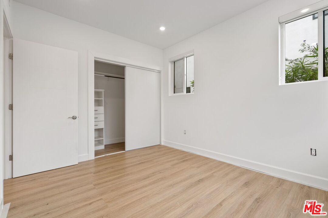 1832 S Barrington AVE Unit: 203