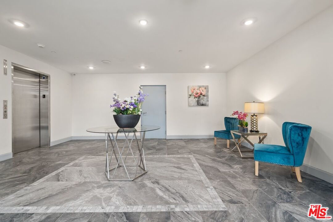 1832 S Barrington AVE Unit: 203