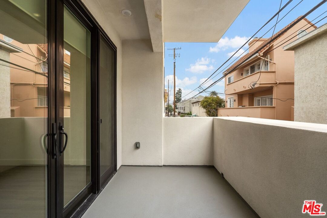 1832 S Barrington AVE Unit: 203