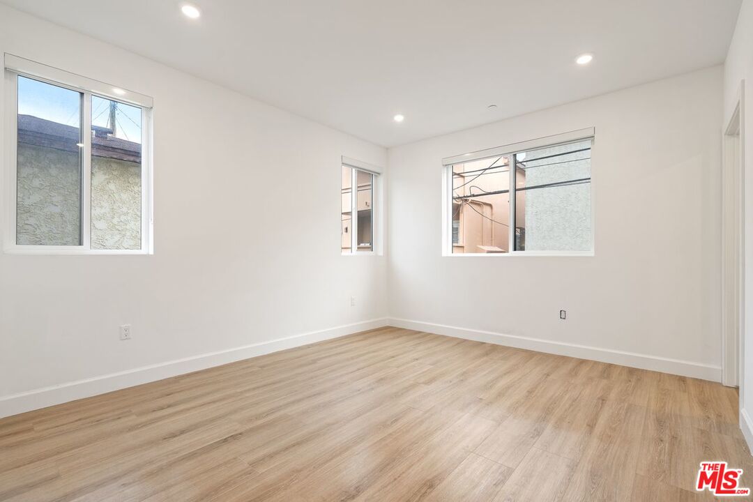 1832 S Barrington AVE Unit: 203