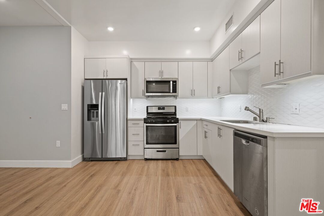 1832 S Barrington AVE Unit: 203