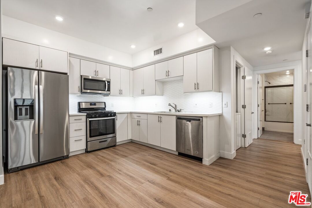 1832 S Barrington AVE Unit: 203