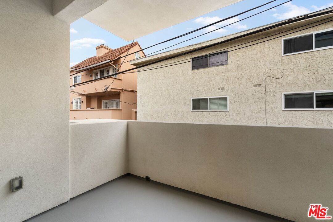 1832 S Barrington AVE Unit: 203