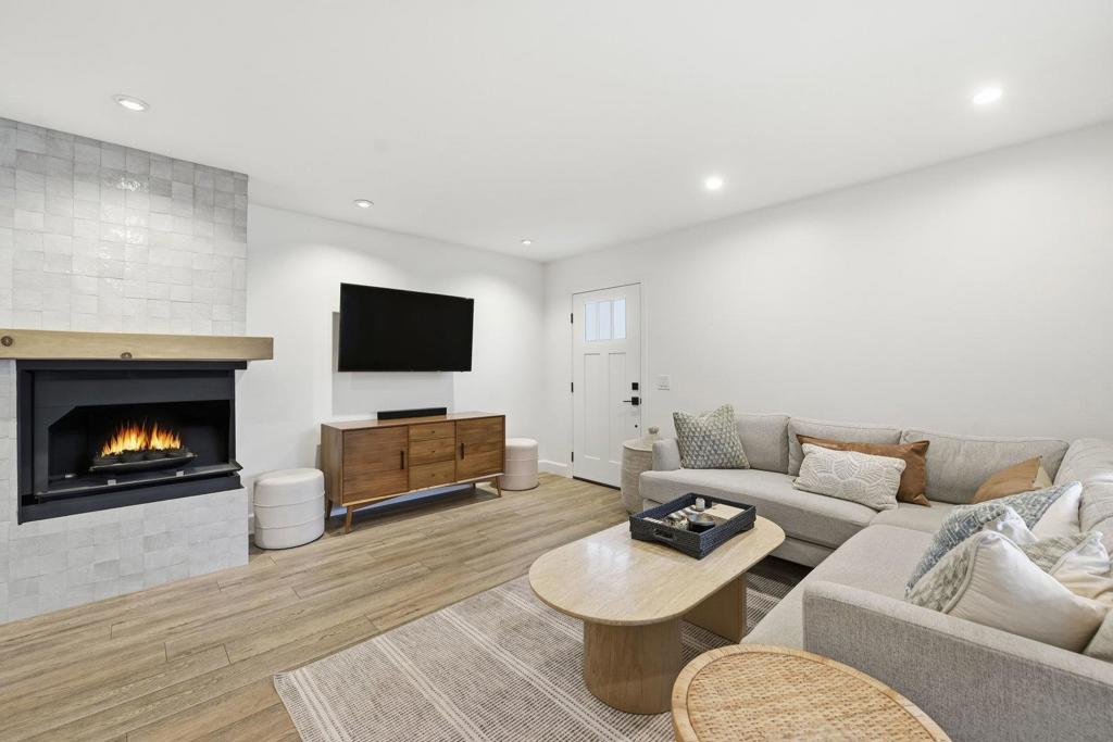 1422 Caminito Septimo