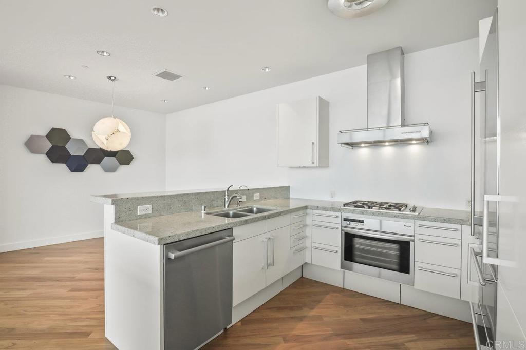 165 6Th Avenue 2504