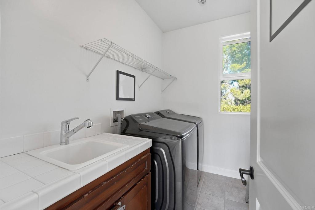 2556 La Costa Avenue