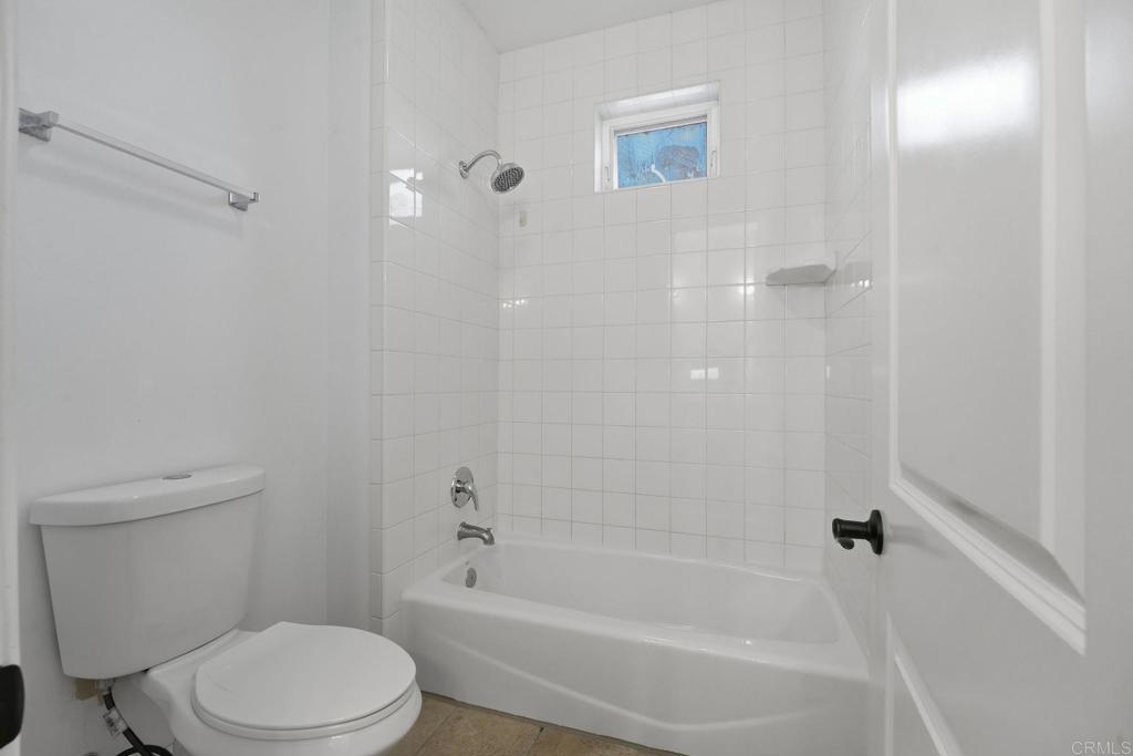 2556 La Costa Avenue