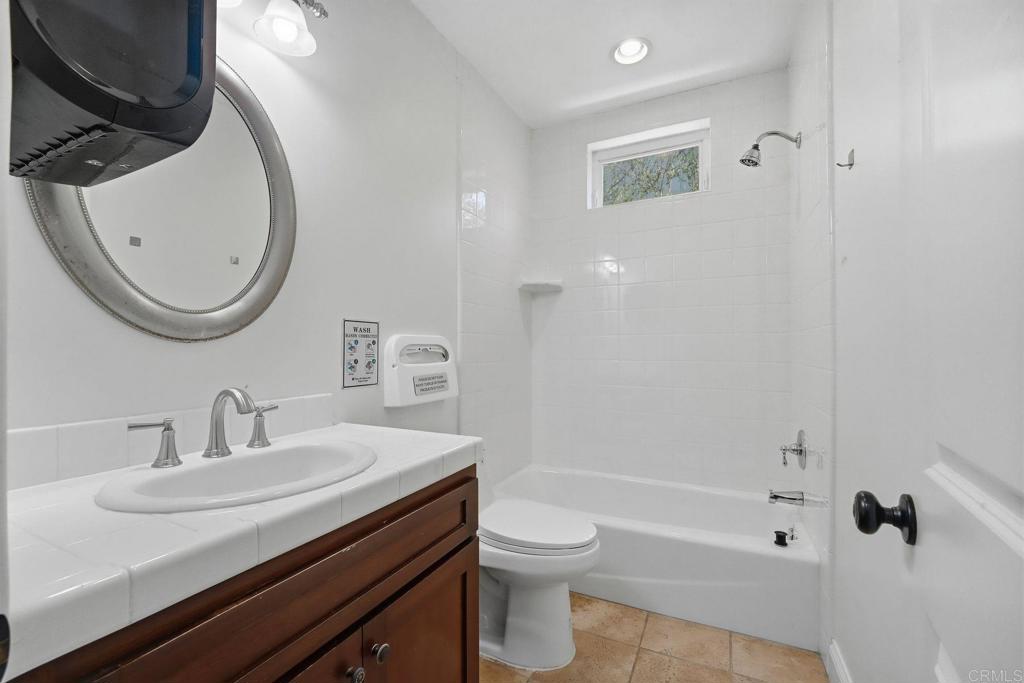 2556 La Costa Avenue