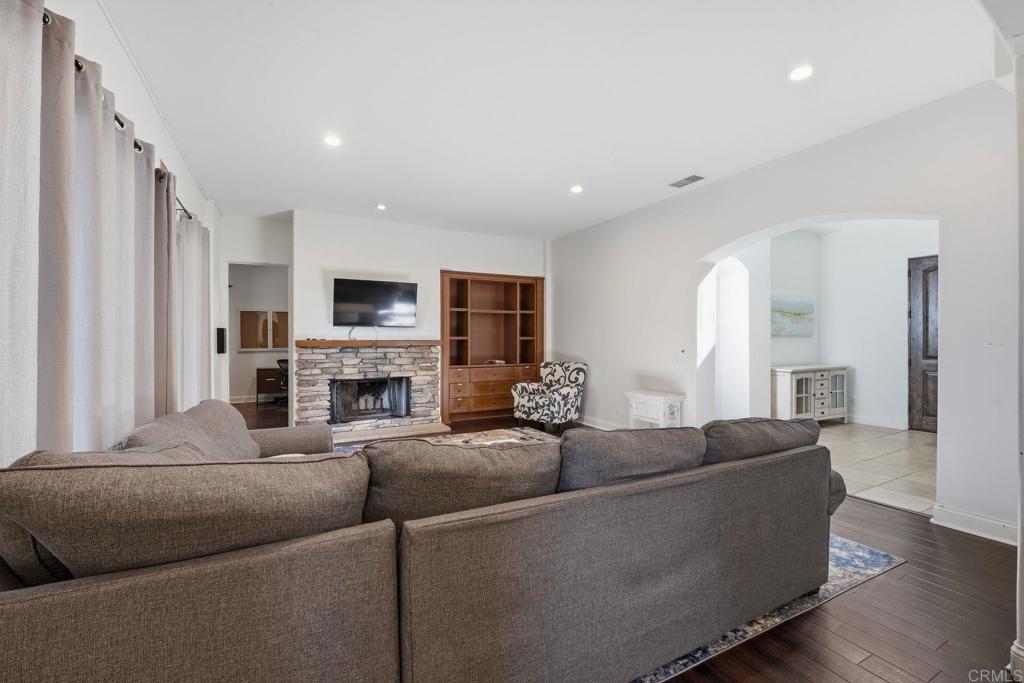 2556 La Costa Avenue