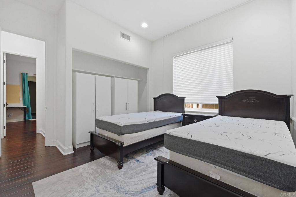 2556 La Costa Avenue