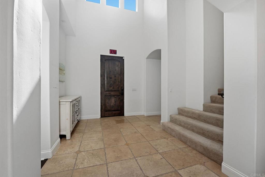 2556 La Costa Avenue