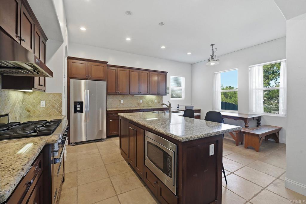 2556 La Costa Avenue