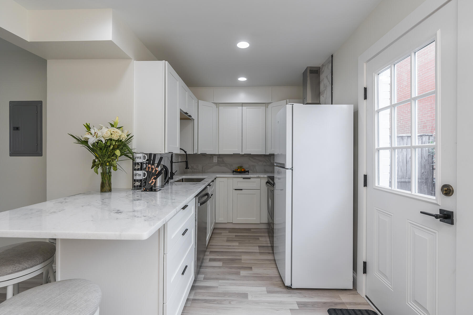 305 Lake Street Unit: 16